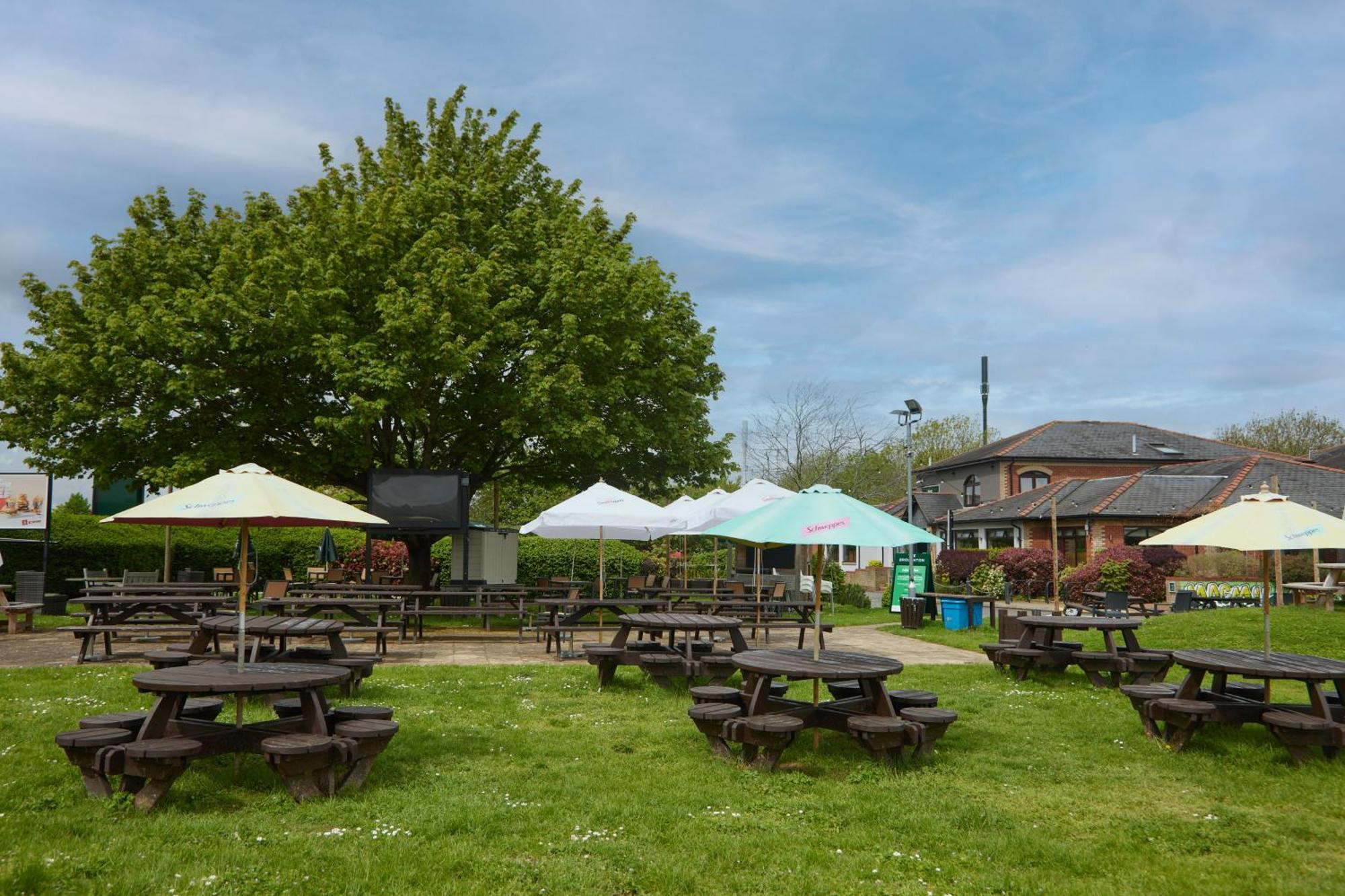 The Broughton Hotel By Greene King Inns Milton Keynes Exterior photo